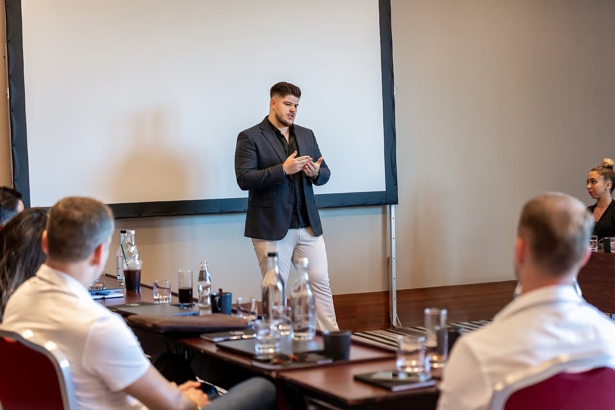 Ionuț Carp, fondatorul Creaty, la un training de strategie de marketing pentru antreprenori
